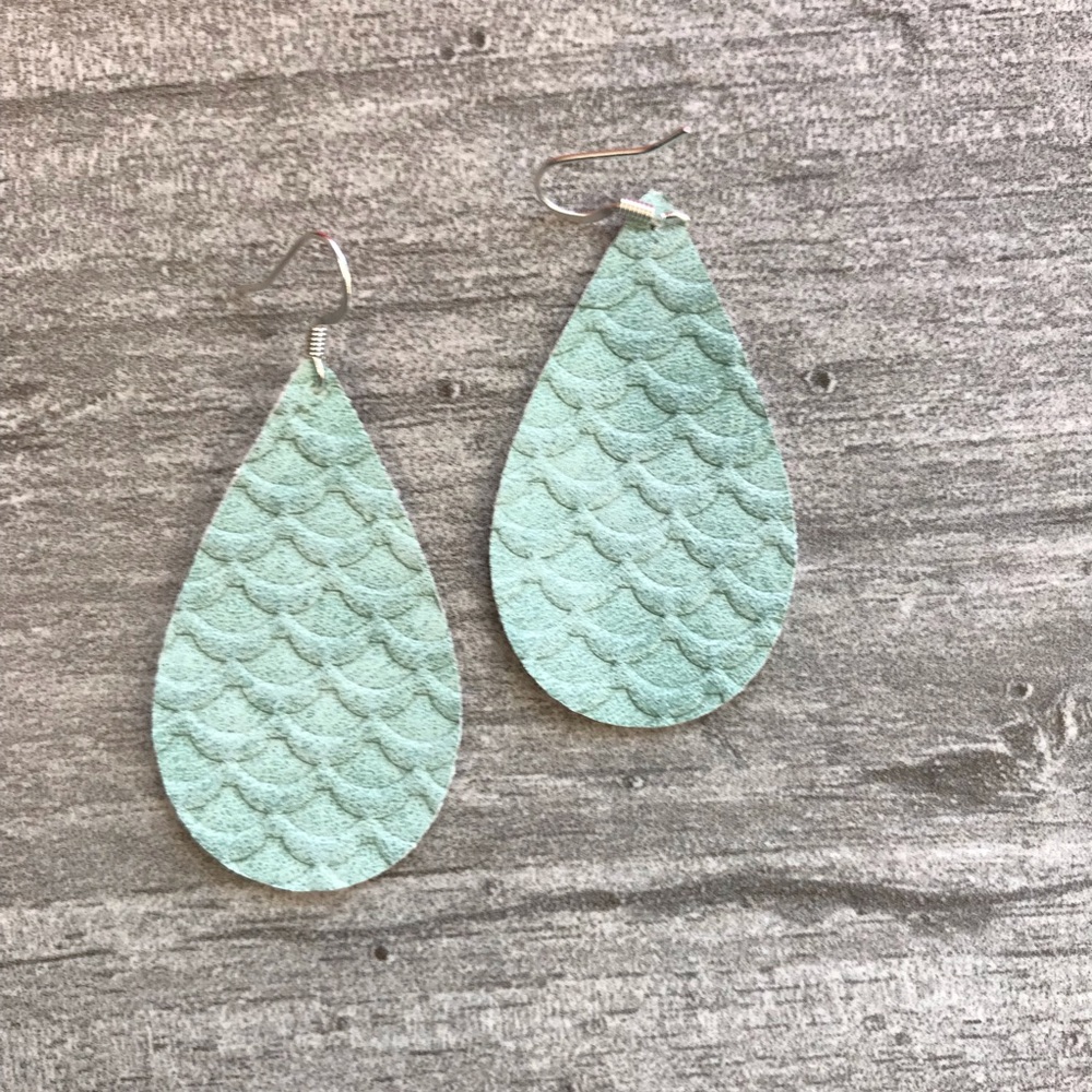 🔵Small Teardrop Earrings Rustic Mint